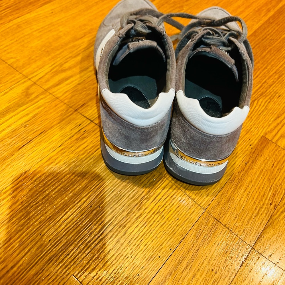 Sneakers - Picture 5 of 9